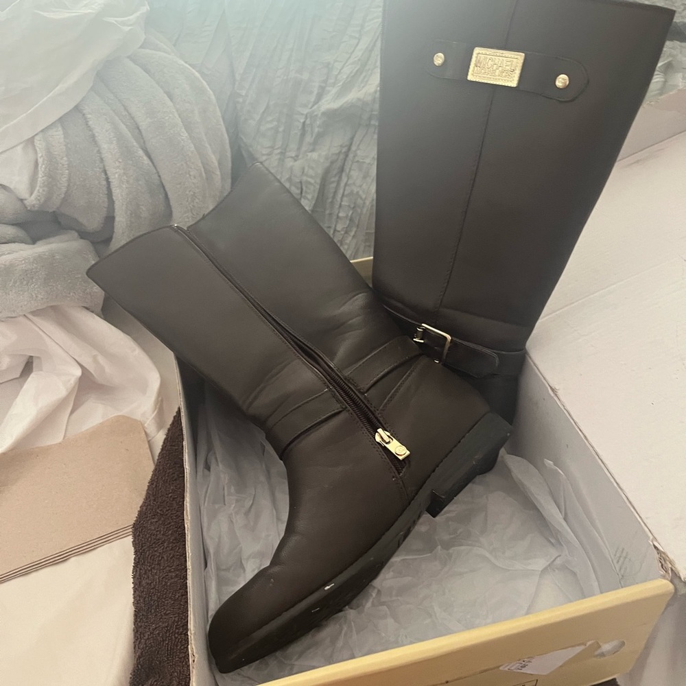 Michael Kors boots barley worn look new